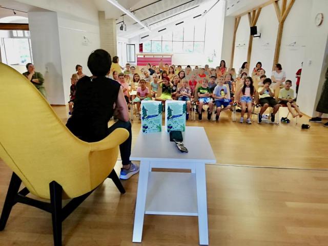 Lena Raubaum liest für die Volksschulkinder