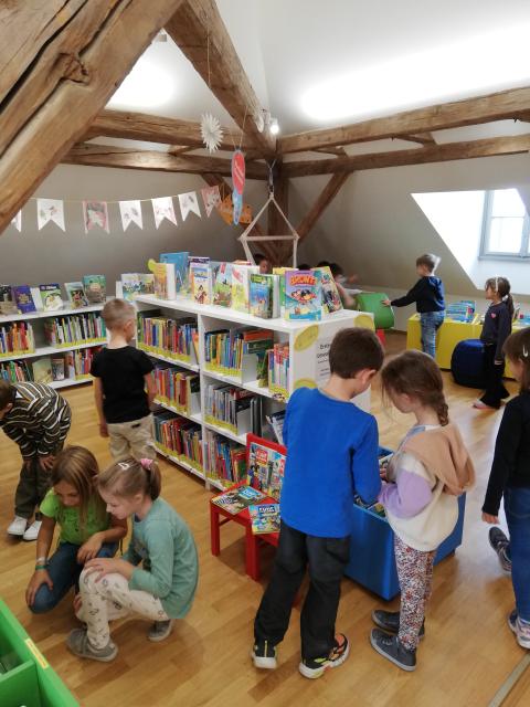 Kinder der Volksschule Hornstein in der Bücherei
