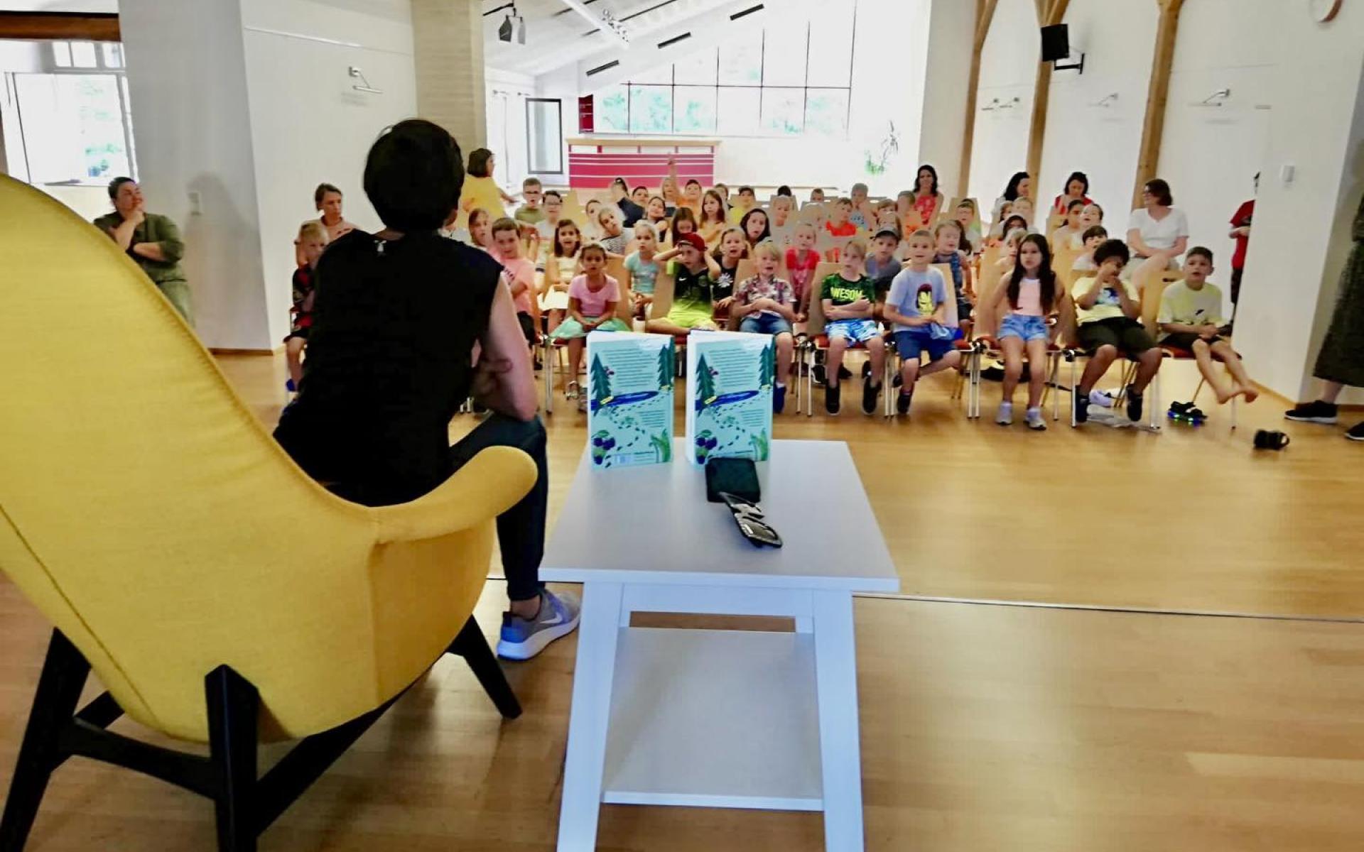 Lena Raubaum liest für die Volksschulkinder