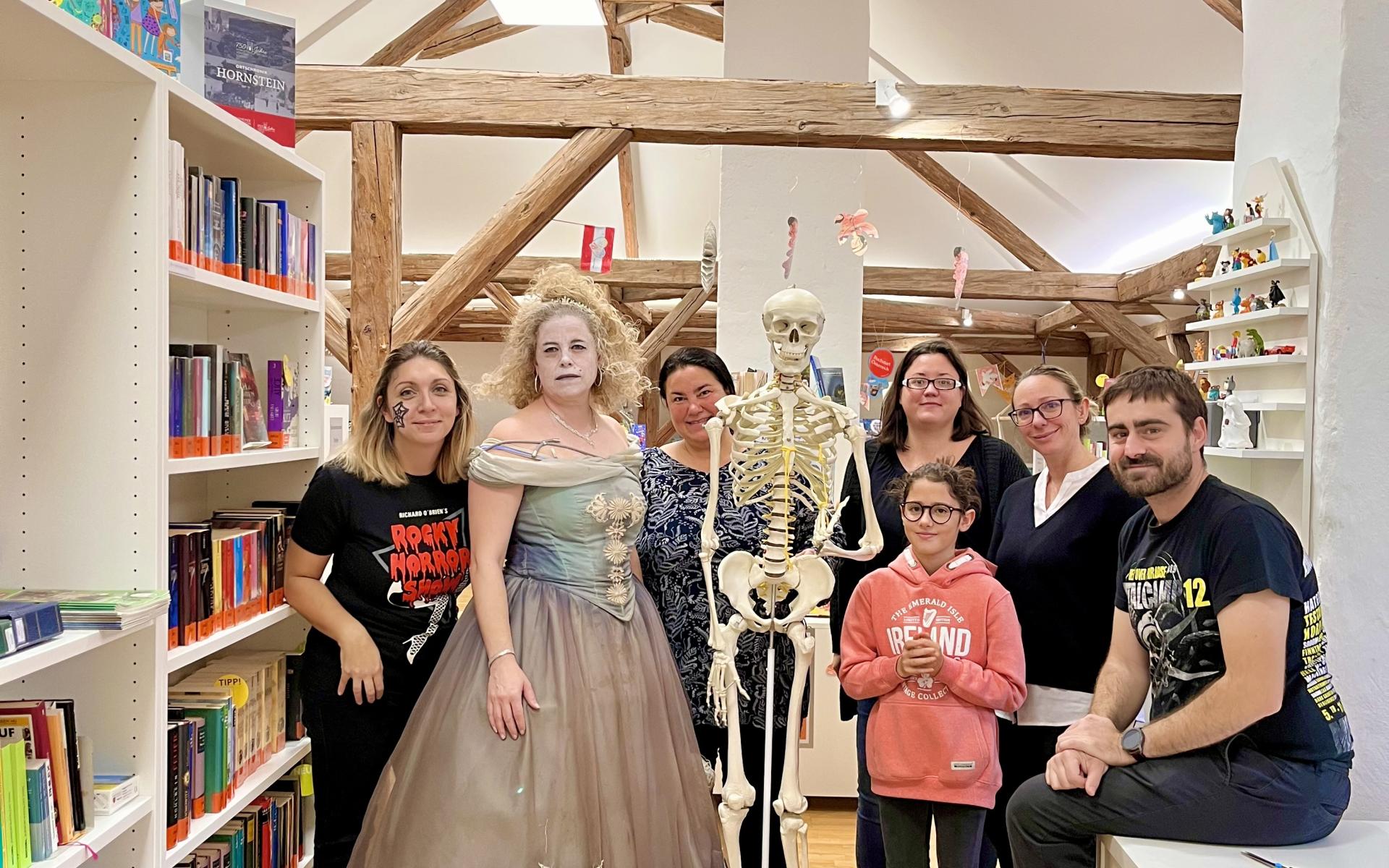 Halloween Lesung. Für Hund und Katz ist auch noch Platz