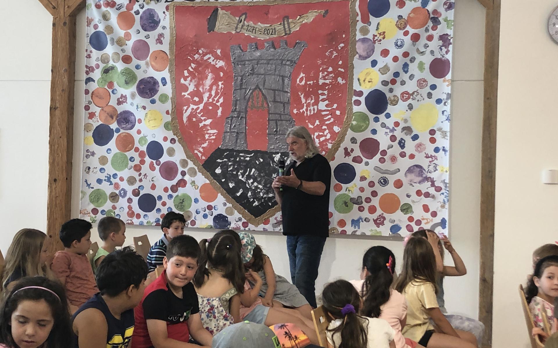 Autor Heinz Janisch mit Kindern der Volksschule Hornstein