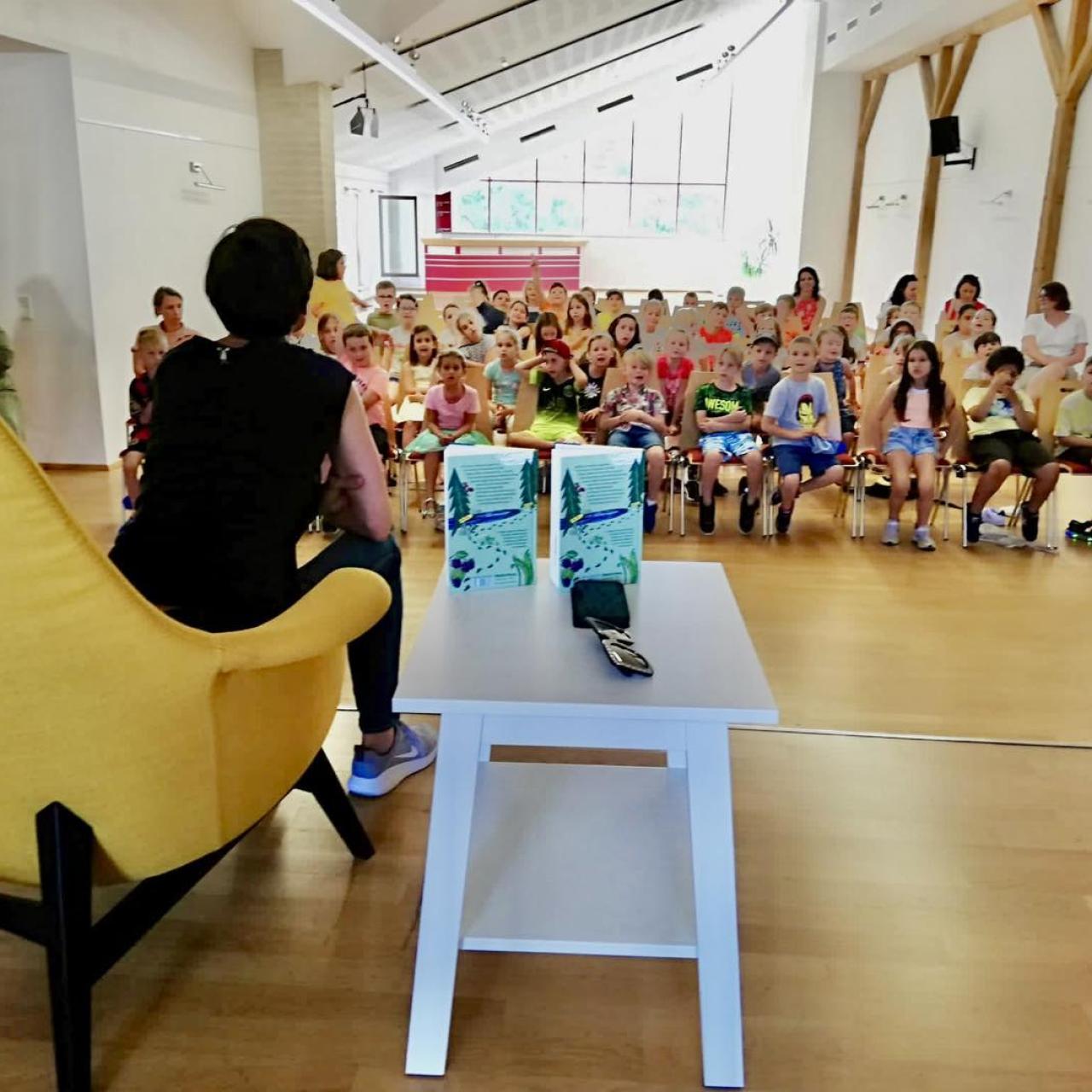 Lena Raubaum liest für die Volksschulkinder