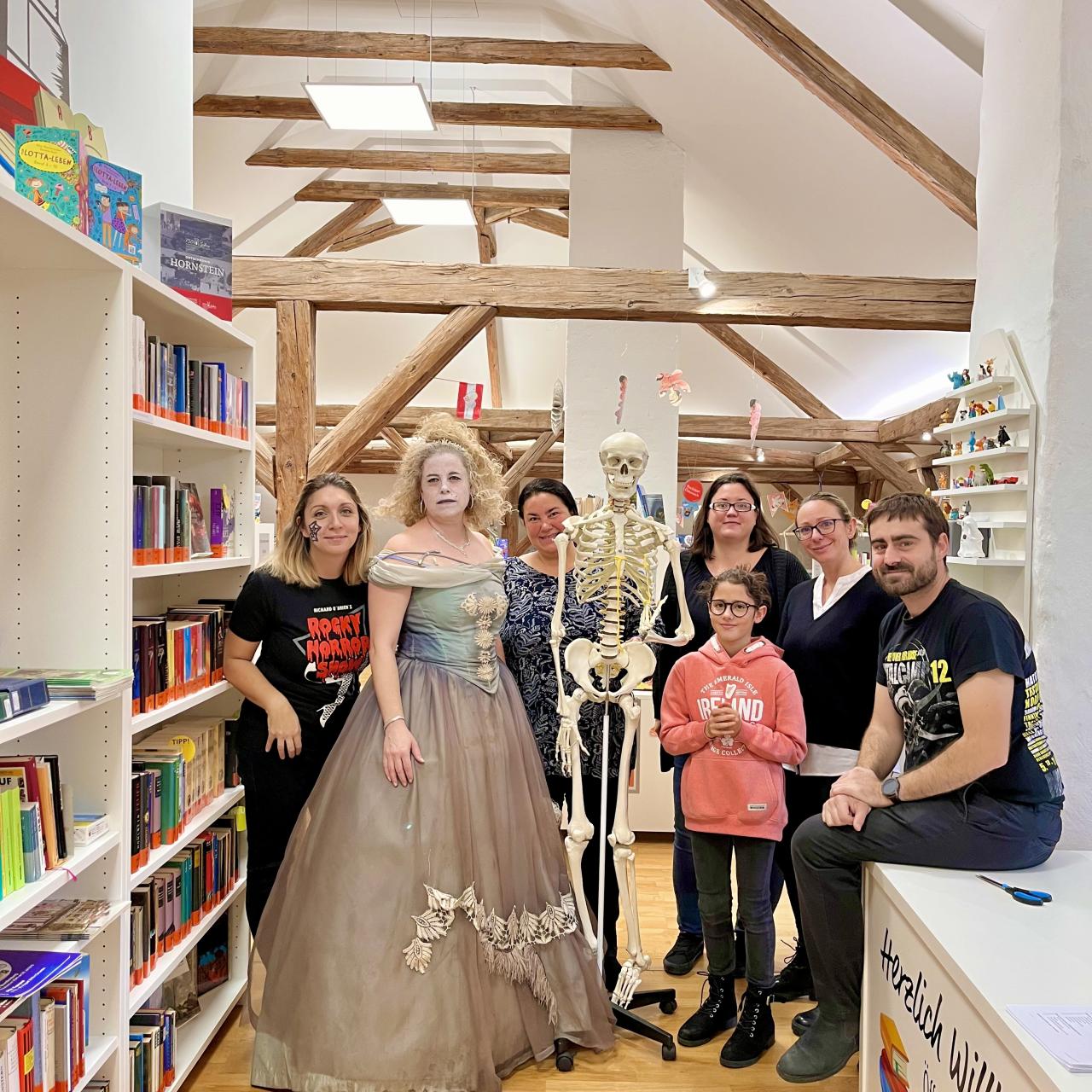 Halloween Lesung. Für Hund und Katz ist auch noch Platz