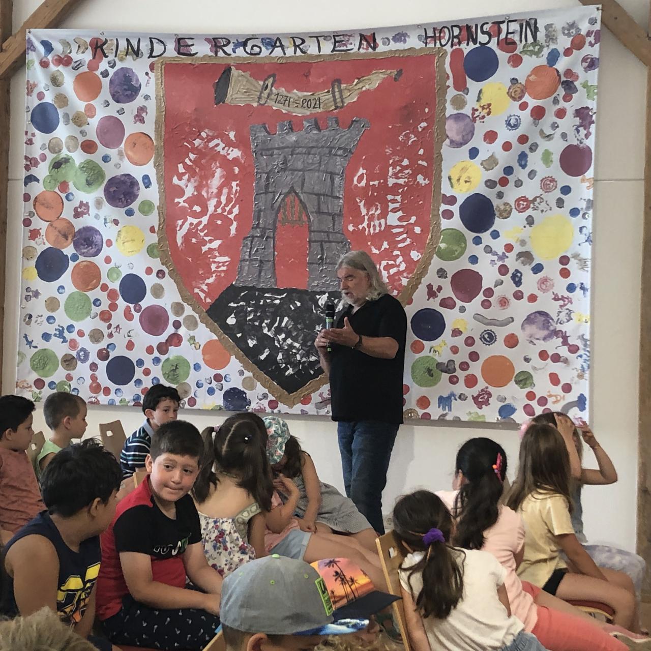 Autor Heinz Janisch mit Kindern der Volksschule Hornstein